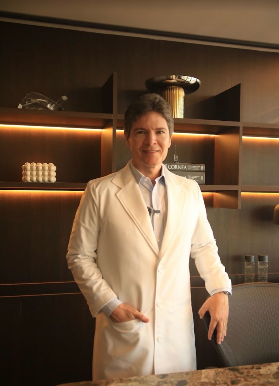 Dr. Carlos Anchieta em seu consultório