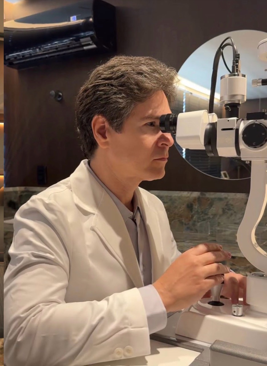 Dr. Carlos Anchieta utilizando a lâmpada de fenda para exame oftalmológico